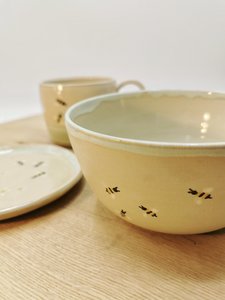 Keramik-Set Bienchen. Teller, Tasse und Schale