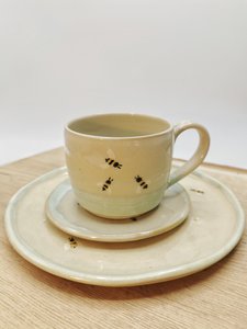 Keramik-Set Bienchen. Teller, Tasse und Unterteller
